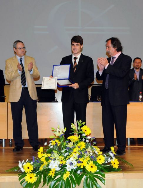 Empresas de TIC entregaron sus premios durante la imposición de becas de la Facultad de Informática - 3, Foto 3