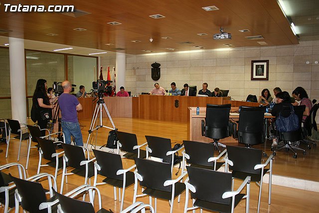 El ayuntamiento muestra su rechazo a las medidas adoptadas por el Gobierno de la Nación que supongan recortes de las prestaciones y derechos sociales, entre otras - 1, Foto 1