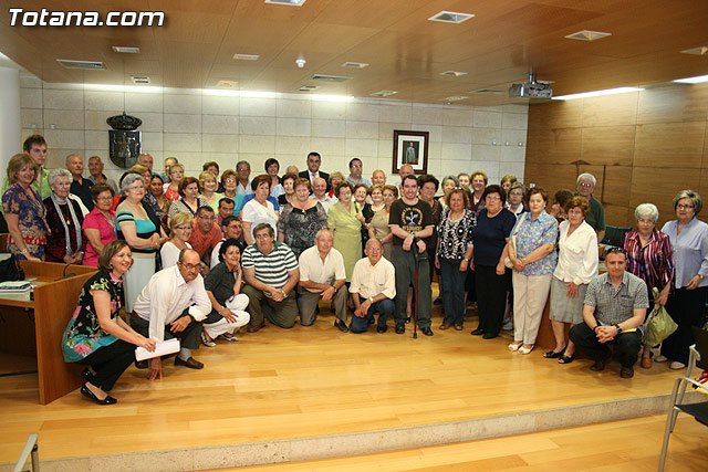 Más de 200 usuarios del Centro Municipal de Personas Mayores de la localidad reciben los diplomas - 1, Foto 1