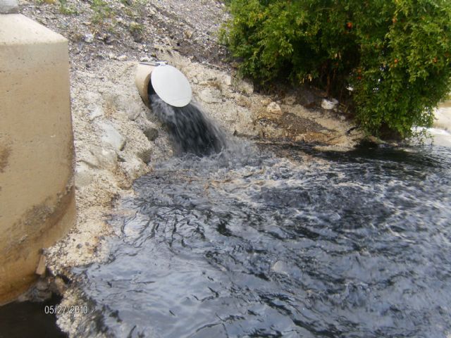 Alertan a la Guardia Civil de un vertido contaminante al cauce de la rambla Alta - 3