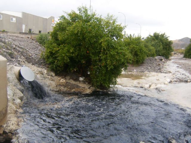 Alertan a la Guardia Civil de un vertido contaminante al cauce de la rambla Alta - 4