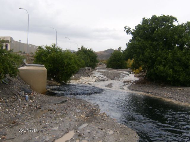 Alertan a la Guardia Civil de un vertido contaminante al cauce de la rambla Alta - 5