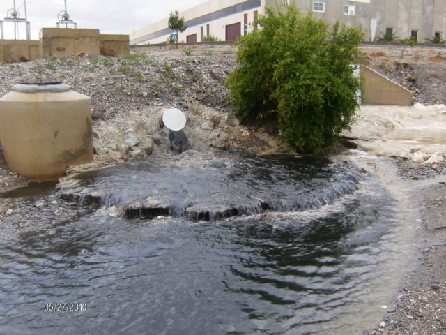 Alertan a la Guardia Civil de un vertido contaminante al cauce de la rambla Alta - 9