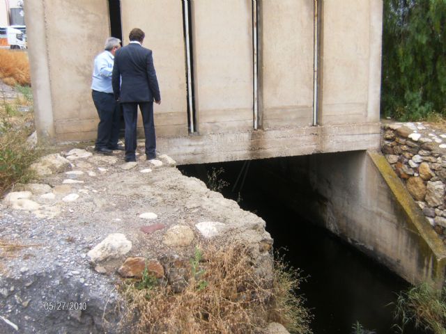 Alertan a la Guardia Civil de un vertido contaminante al cauce de la rambla Alta - 13