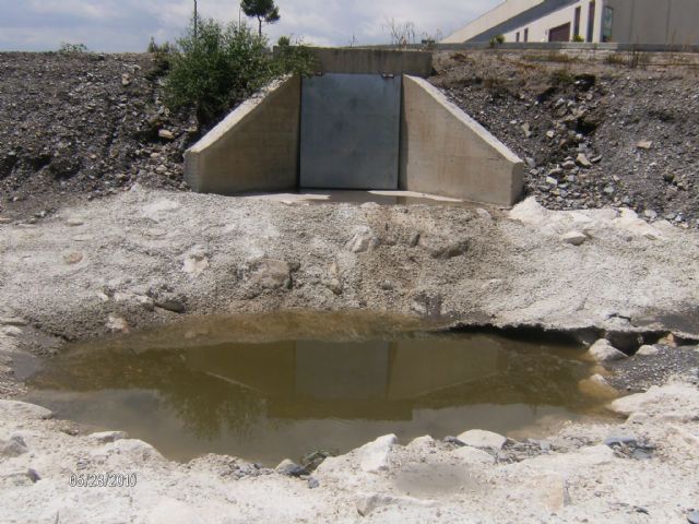 Alertan a la Guardia Civil de un vertido contaminante al cauce de la rambla Alta - 18