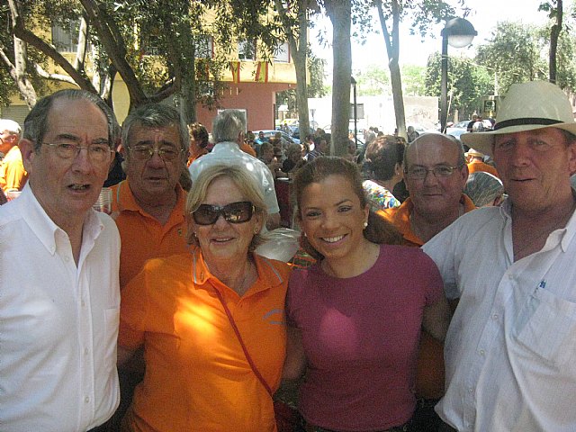 Decenas de personas disfrutan de las fiestas del barrio de Vistalegre - 1, Foto 1