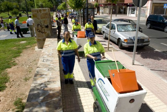 Doce mujeres se apuntan a la limpieza de nuestras calles - 2, Foto 2