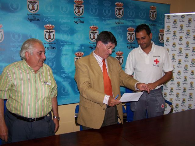 El Ayuntamiento y Cruz Roja adelantan el inicio del Plan de Cobertura de Playas - 1, Foto 1