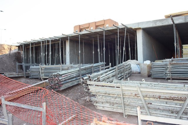 IU denuncia el abandono, desde hace semanas, de las obras de construcción de la Rotonda sobre la Rambla de la Santa - 1, Foto 1