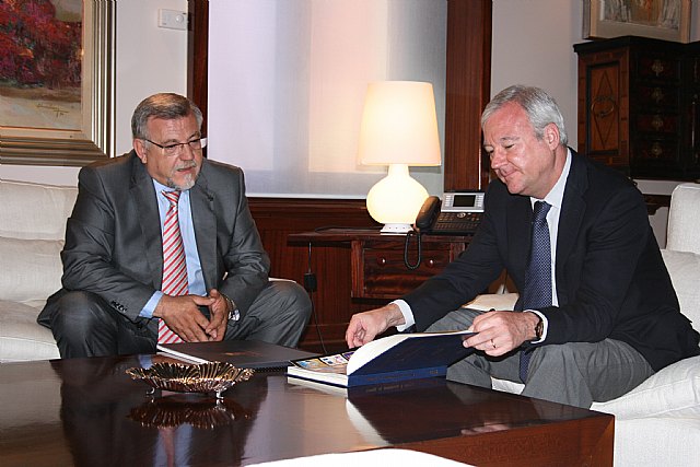El presidente de la Comunidad, Ramón Luis Valcárcel, recibe al presidente de la Federación de Moros y Cristianos de Murcia, Alfonso Gálvez - 1, Foto 1