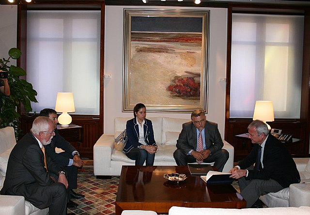 El presidente de la Comunidad, Ramón Luis Valcárcel, recibe al presidente de la Federación de Moros y Cristianos de Murcia, Alfonso Gálvez - 2, Foto 2