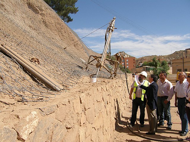 El Ayuntamiento de Lorca inicia las obras de apantallamiento en el Calvario Viejo - 1, Foto 1