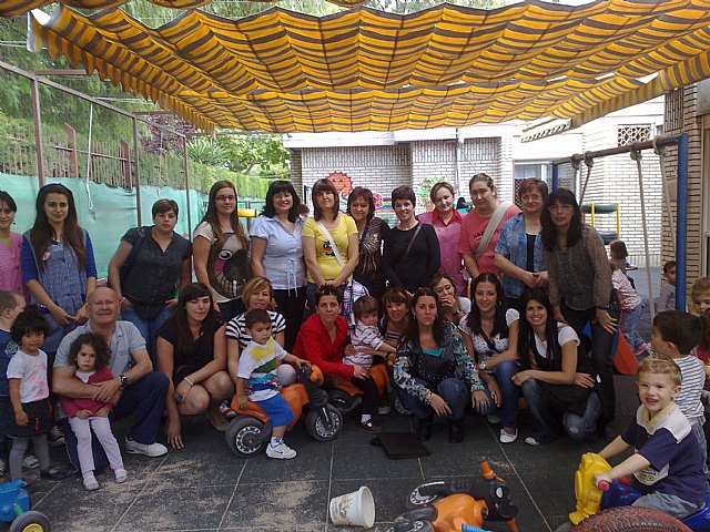 Las alumnas del curso de auxiliar de educación infantil realizan una visita didáctica a la Escuela Municipal Infantil Clara Campoamor, Foto 1