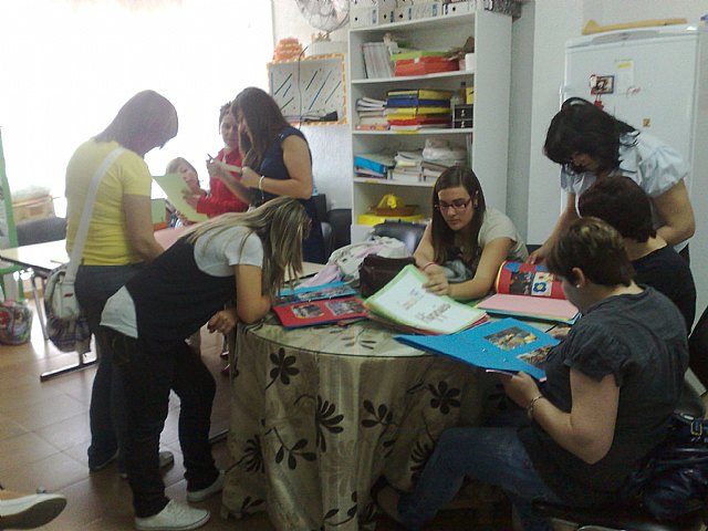 Las alumnas del curso de auxiliar de educación infantil realizan una visita didáctica a la Escuela Municipal Infantil Clara Campoamor, Foto 2