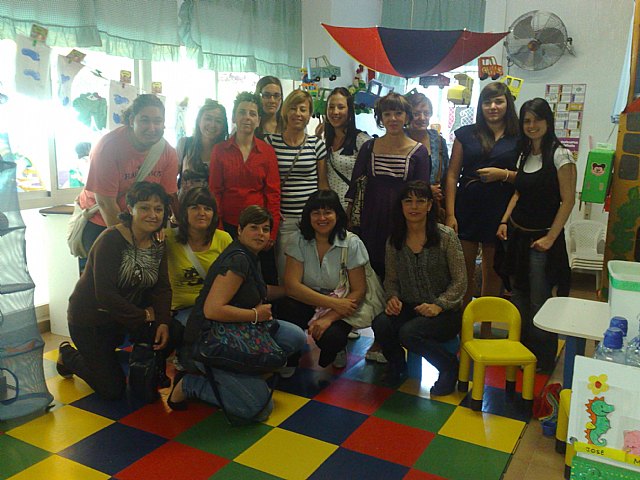 Las alumnas del curso de auxiliar de educación infantil realizan una visita didáctica a la Escuela Municipal Infantil Clara Campoamor, Foto 3