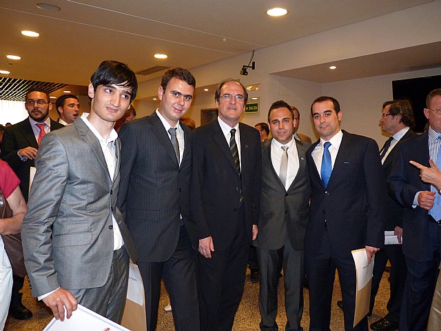 La medalla de plata de la Villa para los cuatro premiados a la excelencia en el rendimiento académico - 1, Foto 1