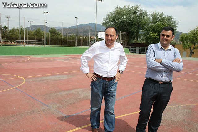 Autoridades municipales visitan las obras de cubrición de la pista del Polideportivo Municipal “6 de Diciembre”, Foto 1