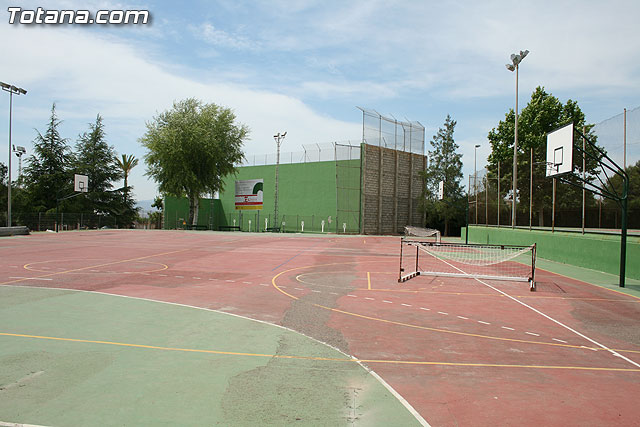Autoridades municipales visitan las obras de cubricin de la pista del Polideportivo Municipal “6 de Diciembre” - 1
