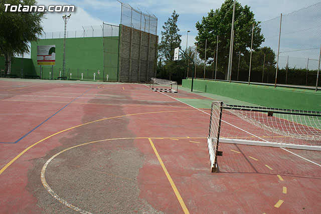 Autoridades municipales visitan las obras de cubricin de la pista del Polideportivo Municipal “6 de Diciembre” - 2