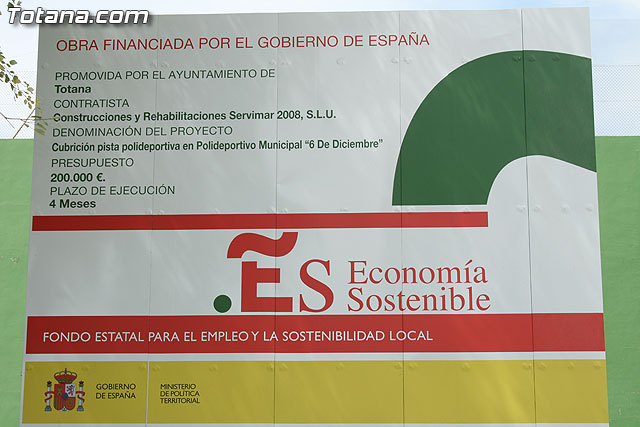 Autoridades municipales visitan las obras de cubricin de la pista del Polideportivo Municipal “6 de Diciembre” - 3