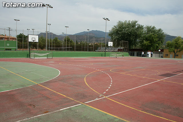 Autoridades municipales visitan las obras de cubricin de la pista del Polideportivo Municipal “6 de Diciembre” - 4