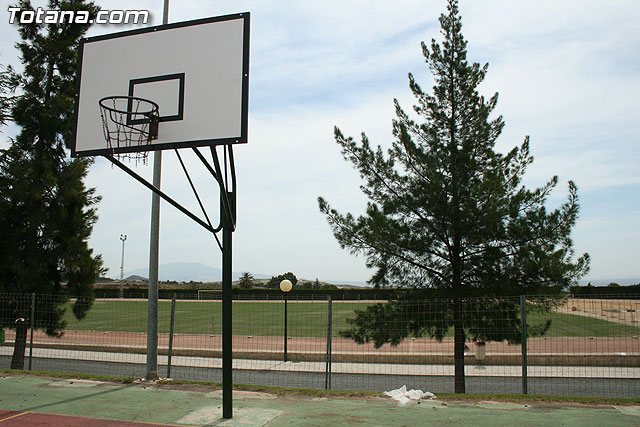 Autoridades municipales visitan las obras de cubricin de la pista del Polideportivo Municipal “6 de Diciembre” - 6