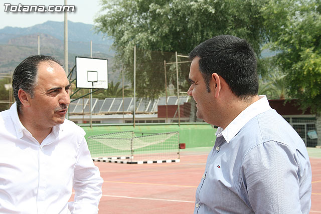 Autoridades municipales visitan las obras de cubricin de la pista del Polideportivo Municipal “6 de Diciembre” - 7