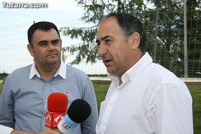 Autoridades municipales visitan las obras de cubricin de la pista del Polideportivo Municipal “6 de Diciembre” - 8