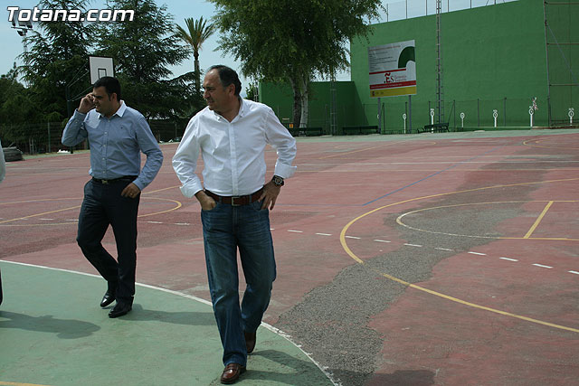 Autoridades municipales visitan las obras de cubricin de la pista del Polideportivo Municipal “6 de Diciembre” - 9