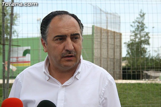 Autoridades municipales visitan las obras de cubricin de la pista del Polideportivo Municipal “6 de Diciembre” - 10