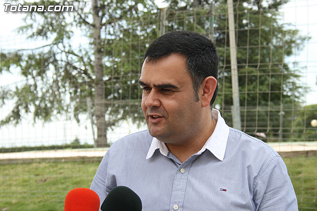 Autoridades municipales visitan las obras de cubricin de la pista del Polideportivo Municipal “6 de Diciembre” - 11