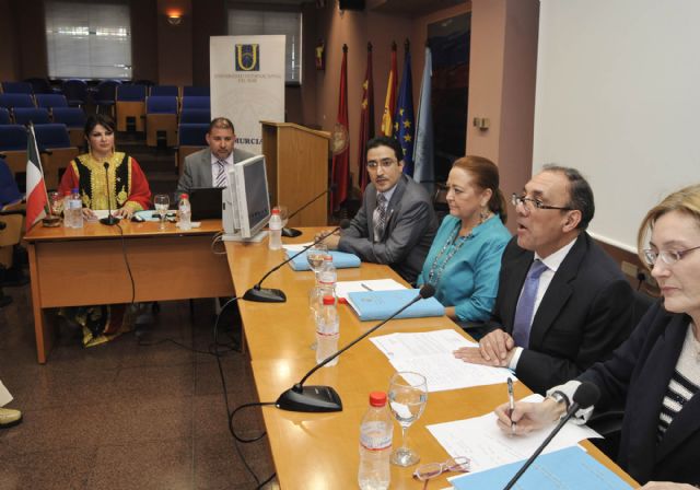 El embajador de Kuwait asistió en la Universidad de Murcia a la lectura de la tesis sobre el lujo en las cortes principescas de Arabia - 3, Foto 3