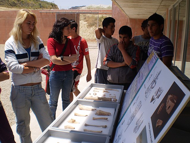 Los alumnos del Aula Ocupacional realizan una visita guiada al Yacimiento Argárico de La Bastida, Foto 2
