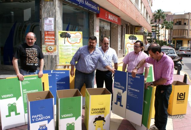 El Ayuntamiento reparte 2.000 papeleras de reciclaje a empresas y comercios locales - 1, Foto 1