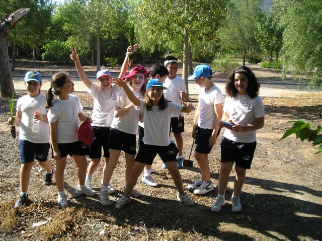 Los escolares de Blanca plantan árboles y los apadrinan para celebrar el Día del Medio Ambiente - 1, Foto 1