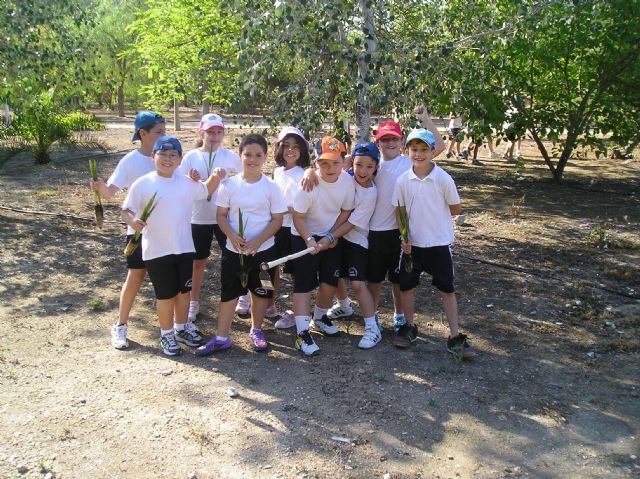 Los escolares de Blanca plantan árboles y los apadrinan para celebrar el Día del Medio Ambiente - 2, Foto 2