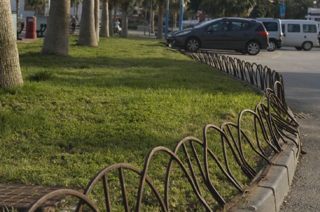 A.V.A. denuncia el riesgo de lesiones por el vallado metálico de los jardines del puerto - 1, Foto 1