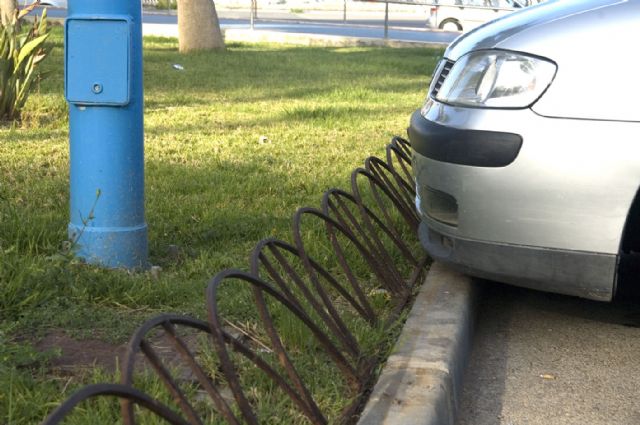 A.V.A. denuncia el riesgo de lesiones por el vallado metálico de los jardines del puerto - 2, Foto 2