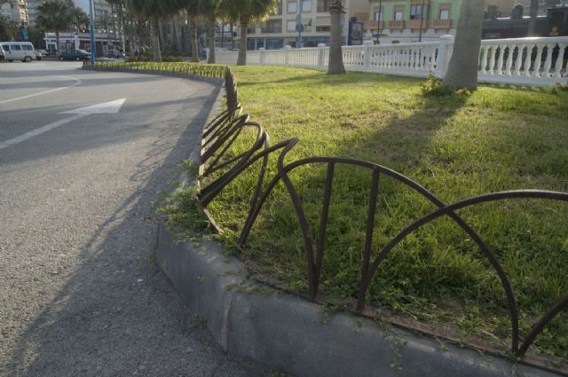 A.V.A. denuncia el riesgo de lesiones por el vallado metálico de los jardines del puerto - 3, Foto 3