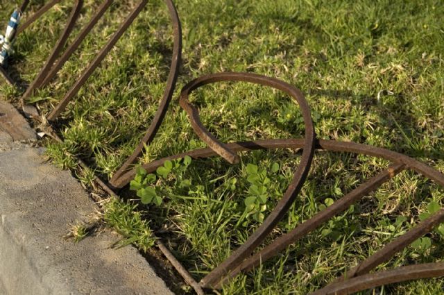 A.V.A. denuncia el riesgo de lesiones por el vallado metálico de los jardines del puerto - 4, Foto 4