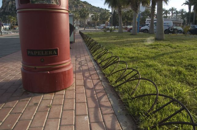 A.V.A. denuncia el riesgo de lesiones por el vallado metálico de los jardines del puerto - 5, Foto 5