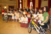 El Alcalde entrega los premios a los 15 escolares ganadores del concurso de medio ambiente