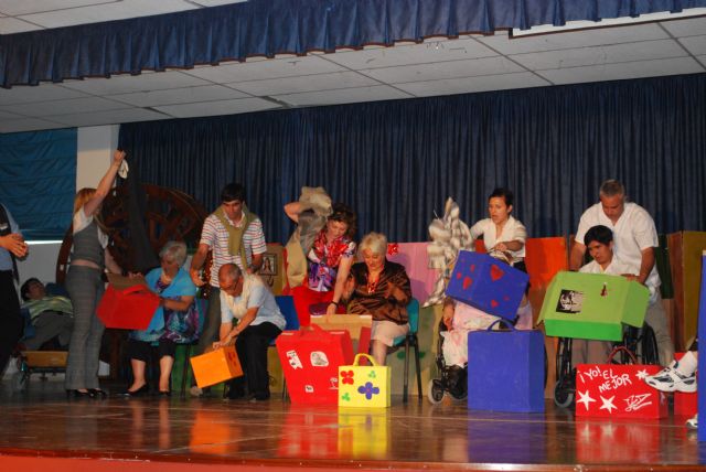 Divertida puesta en escena de la representación El hotel de los líos - 2, Foto 2