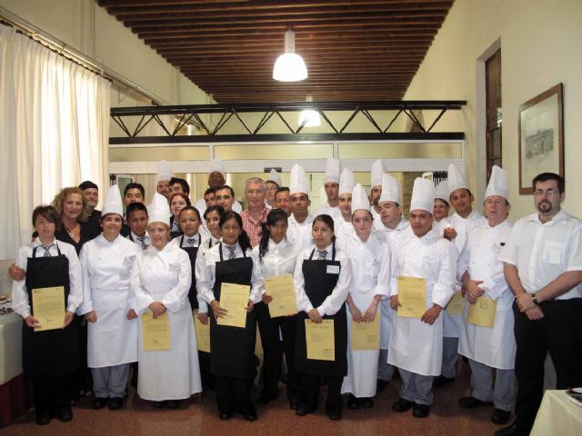 Diplomas para los nuevos camareros y cocineros de los cursos de Atención Social - 2, Foto 2