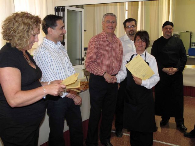 Diplomas para los nuevos camareros y cocineros de los cursos de Atención Social - 5, Foto 5