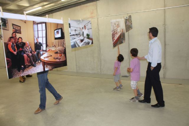 Inaugurada una exposición en la que se muestra la realidad social y el día a día de los vecinos de Dolores de Pacheco - 1, Foto 1