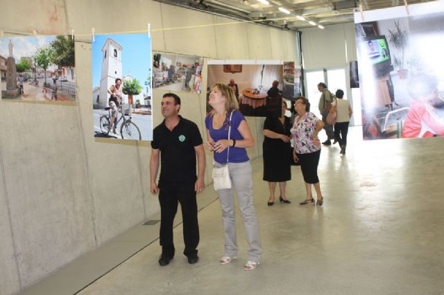 Inaugurada una exposición en la que se muestra la realidad social y el día a día de los vecinos de Dolores de Pacheco - 2, Foto 2