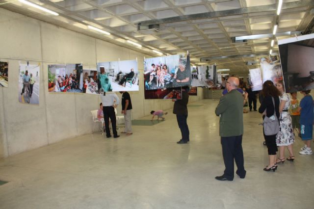 Inaugurada una exposición en la que se muestra la realidad social y el día a día de los vecinos de Dolores de Pacheco - 3, Foto 3