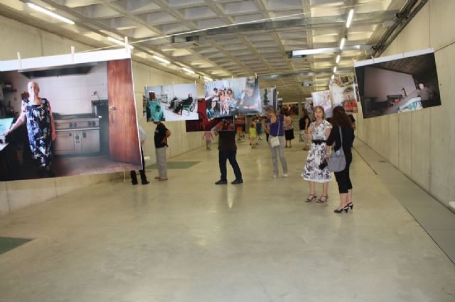 Inaugurada una exposición en la que se muestra la realidad social y el día a día de los vecinos de Dolores de Pacheco - 4, Foto 4