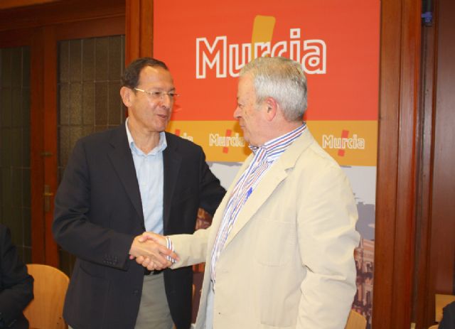 El Alcalde firma un convenio para garantizar el acceso a medicinas a las personas sin hogar y transeúntes - 1, Foto 1